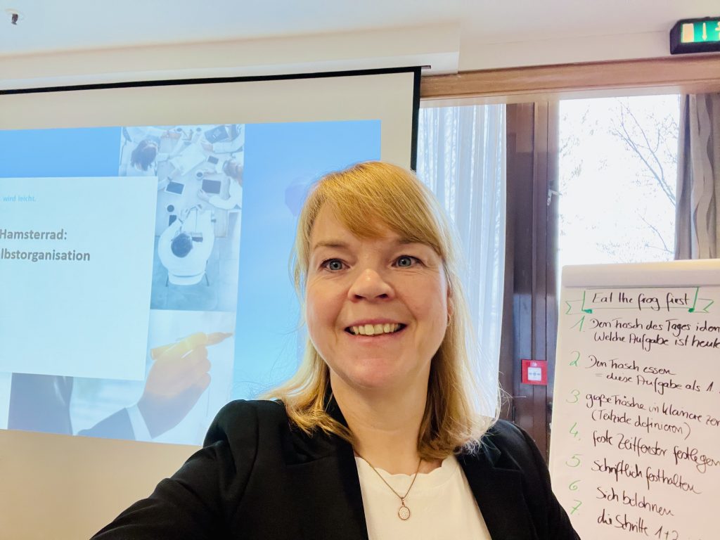 Soulution Coaching Silke Mekat Expertin Mental Health & Stressprävention Effizient arbeiten, gelassen leben: Trainerin & Coach für Zeitmanagement, Selbstorganisation & Stressprävention – für ein souveränes Berufs- und Privatleben. IMG E6073 1024x768