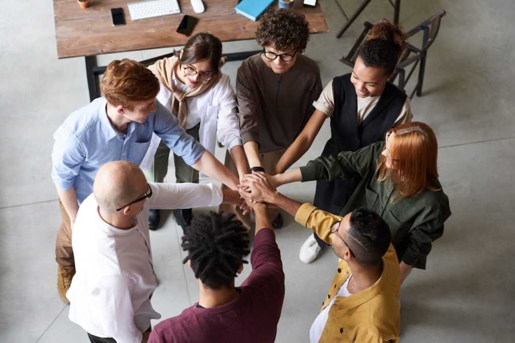 Soulution Coaching Silke Mekat Expertin Mental Health & Stressprävention Effizient arbeiten, gelassen leben: Trainerin & Coach für Zeitmanagement, Selbstorganisation & Stressprävention – für ein souveränes Berufs- und Privatleben. pexels photo 3184436 Top view of diverse group of people collaborating in office setting.