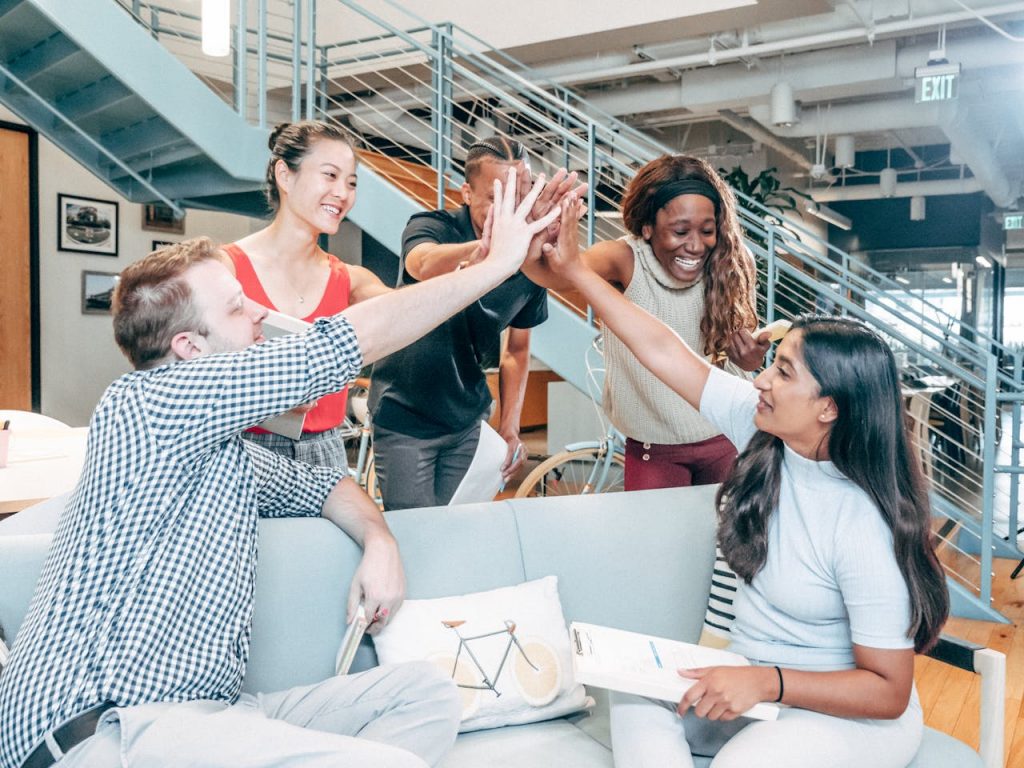 Soulution Coaching Silke Mekat Expertin Mental Health & Stressprävention Effizient arbeiten, gelassen leben: Trainerin & Coach für Zeitmanagement, Selbstorganisation & Stressprävention – für ein souveränes Berufs- und Privatleben. pexels photo 7688156 A diverse team celebrates success with a high-five in a modern office setting.