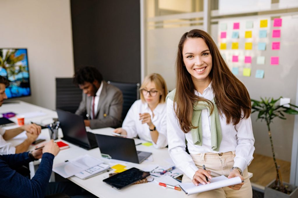 Soulution Coaching Silke Mekat Expertin Mental Health & Stressprävention Effizient arbeiten, gelassen leben: Trainerin & Coach für Zeitmanagement, Selbstorganisation & Stressprävention – für ein souveränes Berufs- und Privatleben. pexels photo 7794008 Smiling professionals working together in a modern office setting.