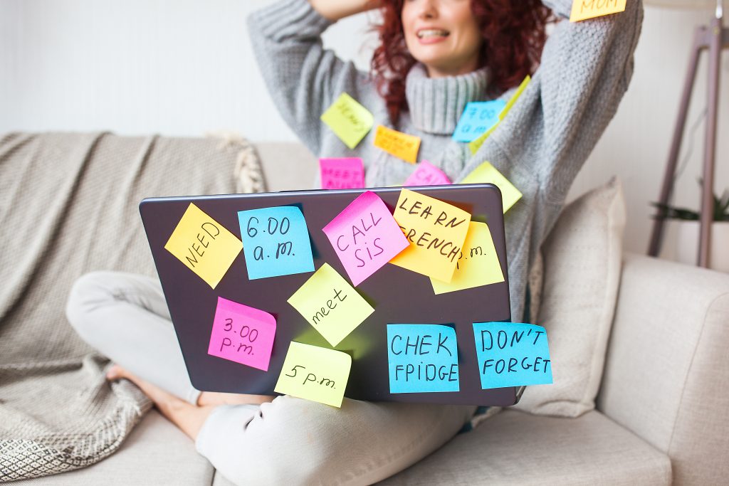 Soulution Coaching Silke Mekat Expertin Mental Health & Stressprävention Effizient arbeiten, gelassen leben: Trainerin & Coach für Zeitmanagement, Selbstorganisation & Stressprävention – für ein souveränes Berufs- und Privatleben. AdobeStock_259792798 woman working at the laptop. female sitting at the computer. busy lady. business woman working.