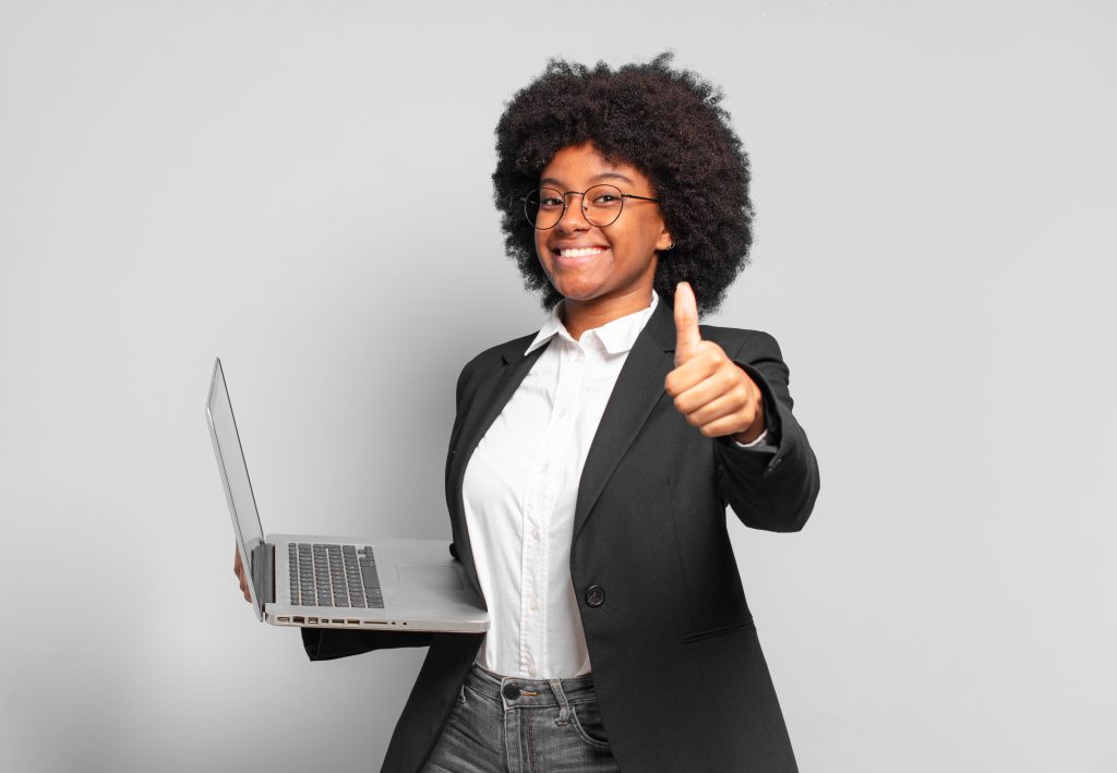 Silke Mekat Effizient arbeiten, gelassen leben: Trainerin & Coach für Zeitmanagement, Selbstorganisation & Stressprävention – für ein souveränes Berufs- und Privatleben. AdobeStock_416146941 feeling proud, carefree, confident and happy, smiling positively with thumbs up