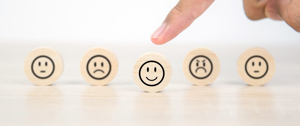 Silke MekatEffizient arbeiten, gelassen leben: Trainerin & Coach für Zeitmanagement, Selbstorganisation & Stressprävention – für ein souveränes Berufs- und Privatleben. Von Eakrin Stock Adobe close up hand choose smile face emoticon concept of customer ser