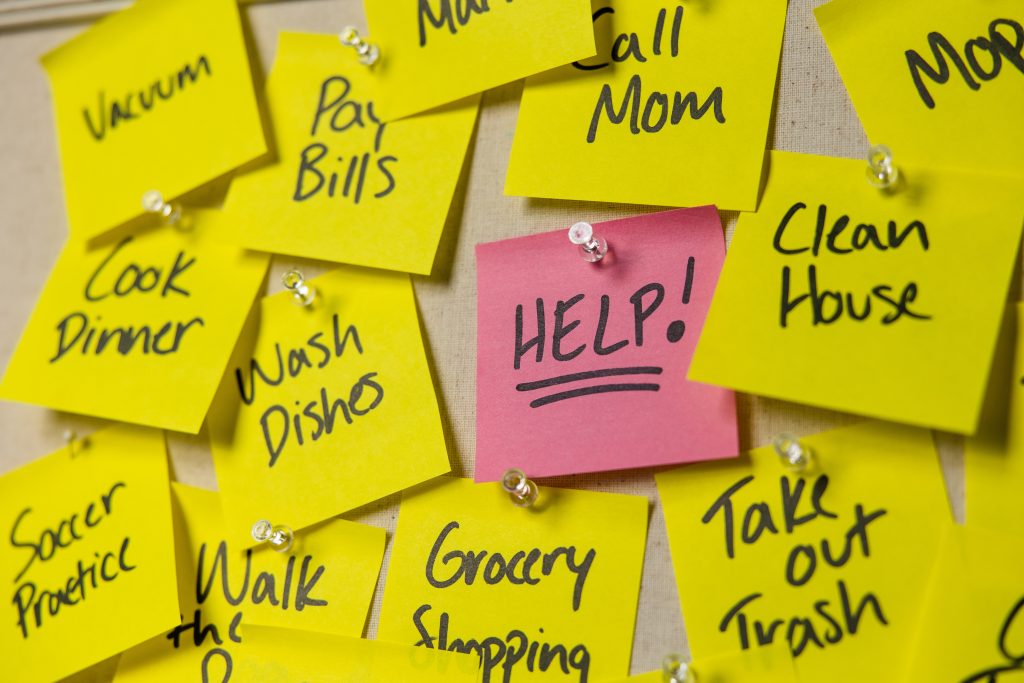 Silke Mekat Effizient arbeiten, gelassen leben: Trainerin & Coach für Zeitmanagement, Selbstorganisation & Stressprävention – für ein souveränes Berufs- und Privatleben. AdobeStock_557431353 help, post it notes, to do list sticky notes, overwhelmed concept, busy concept, need help concept
